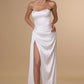 Vestido de Novia Escote palabra de honor con falda drapeada asimétrica y abertura alta en la pierna.Color Off White