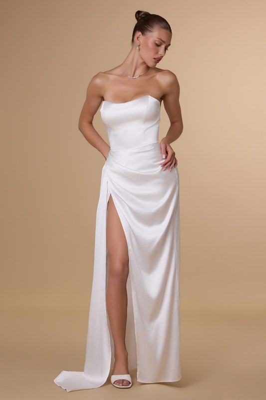 Vestido de Novia Escote palabra de honor con falda drapeada asimétrica y abertura alta en la pierna.Color Off White