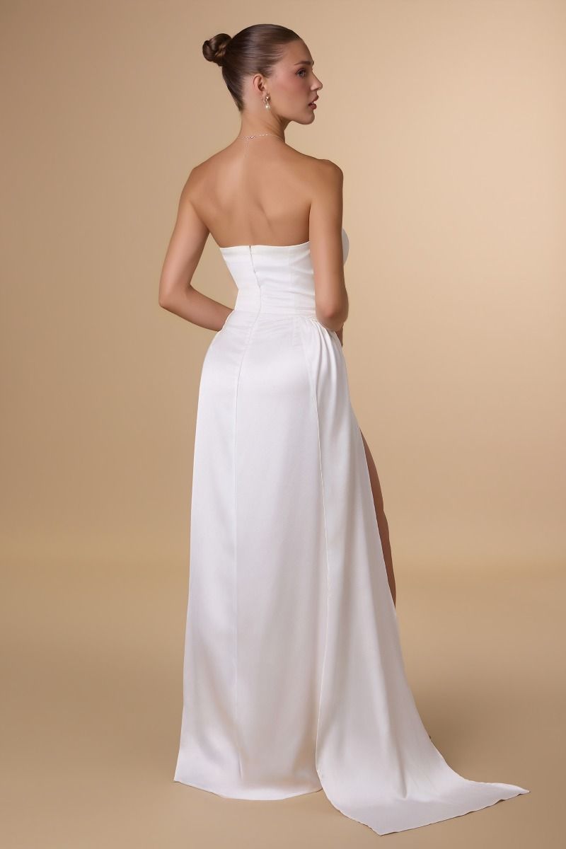 Vestido de Novia Escote palabra de honor con falda drapeada asimétrica y abertura alta en la pierna.Color Off White