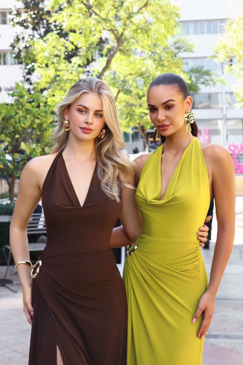 Vestido con Escote Halter, Detalle de Fruncido en la Cadera con Aro Dorado y Abertura en la Pierna (Varios Colores)