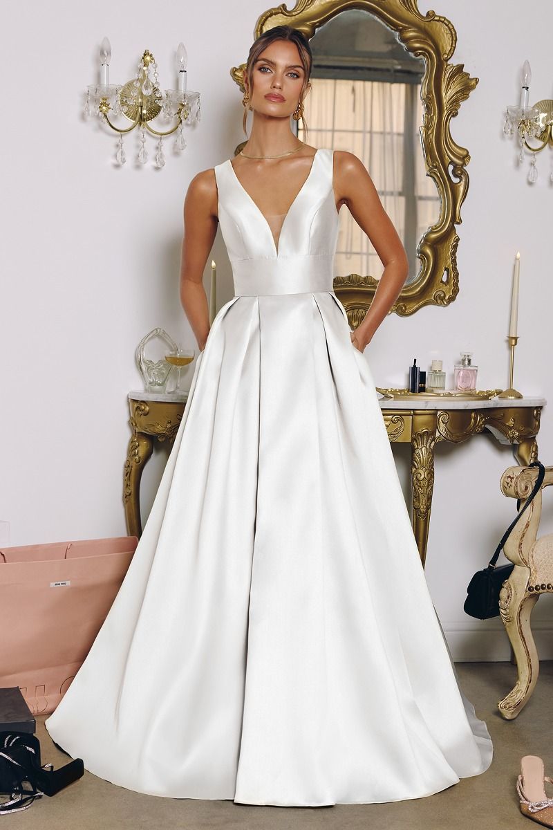Vestido de Novia de Corte A, con Escote en V Profundo, con Bolsillos Laterales en la Falda, Color Off White