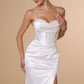 Vestido de Satén Ajustado con Escote Corazón Drapeado, Fruncido en la Cadera y Abertura en la Pierna, Color Off White