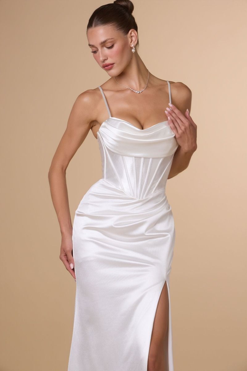 Vestido de Satén Ajustado con Escote Corazón Drapeado, Fruncido en la Cadera y Abertura en la Pierna, Color Off White