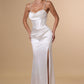 Vestido de Satén Ajustado con Escote Corazón Drapeado, Fruncido en la Cadera y Abertura en la Pierna, Color Off White