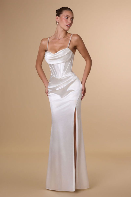 Vestido de Satén Ajustado con Escote Corazón Drapeado, Fruncido en la Cadera y Abertura en la Pierna, Color Off White