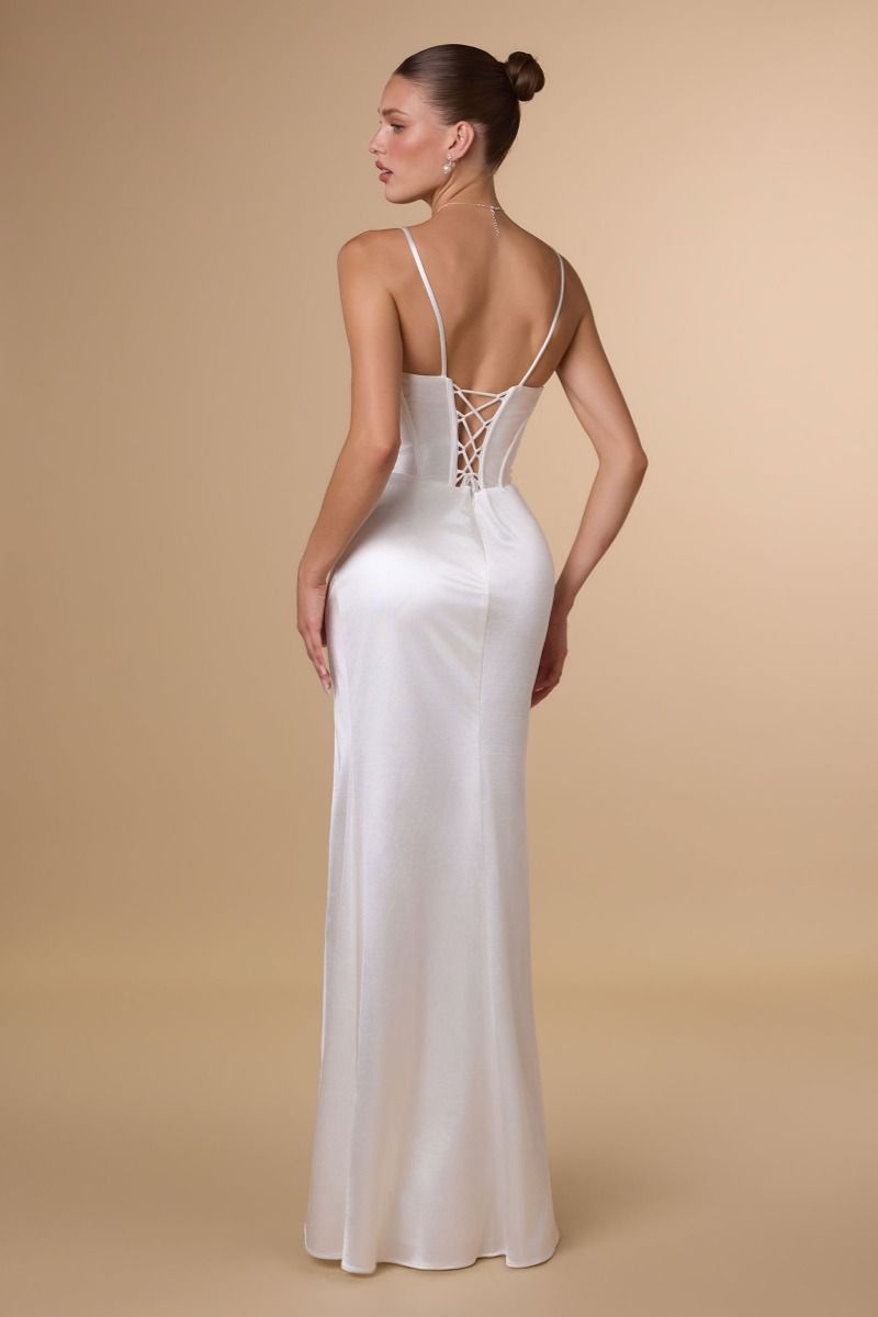 Vestido de Satén Ajustado con Escote Corazón Drapeado, Fruncido en la Cadera y Abertura en la Pierna, Color Off White