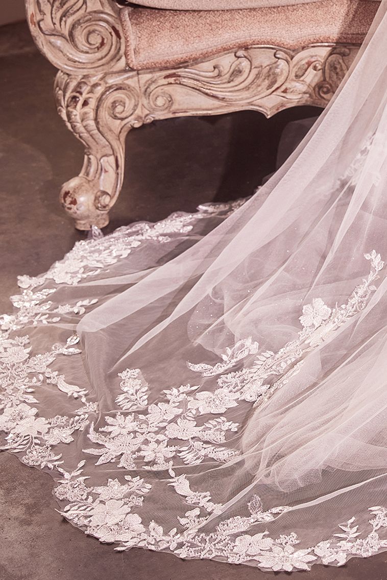 Velo de Tul con Borde Floral con Cuentas en Forma Redondeada, Color Off White