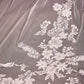 Velo de Tul con Borde Floral con Cuentas en Forma Redondeada, Color Off White