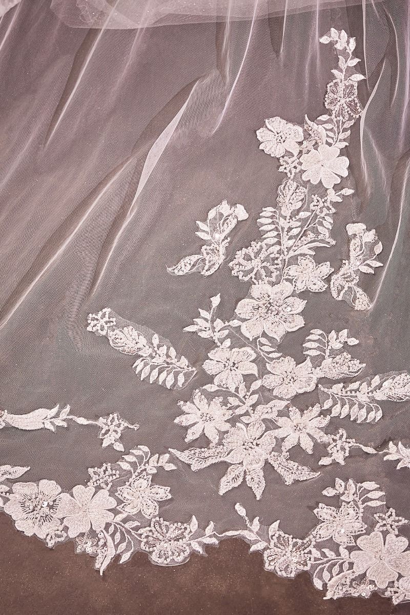 Velo de Tul con Borde Floral con Cuentas en Forma Redondeada, Color Off White
