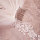Velo de Tul con Borde Floral con Cuentas en Forma Redondeada, Color Off White