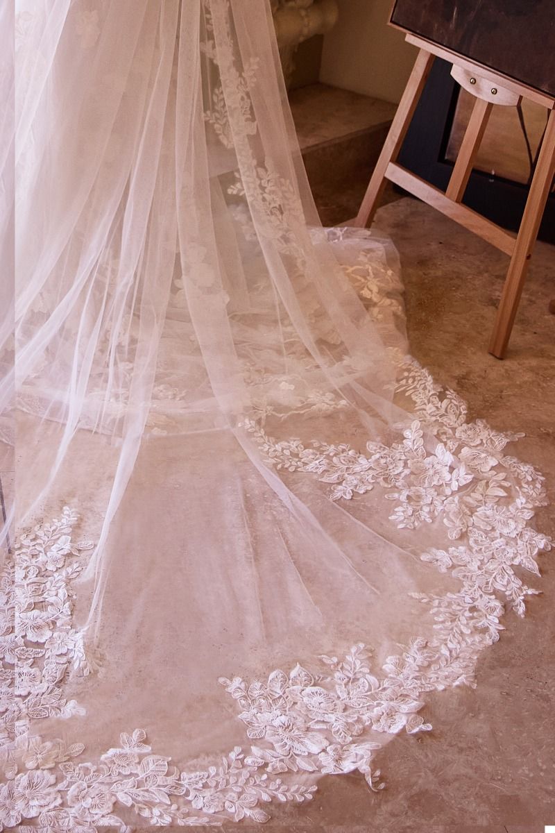 Velo de Novia  de encaje festoneado floral Color Off White.