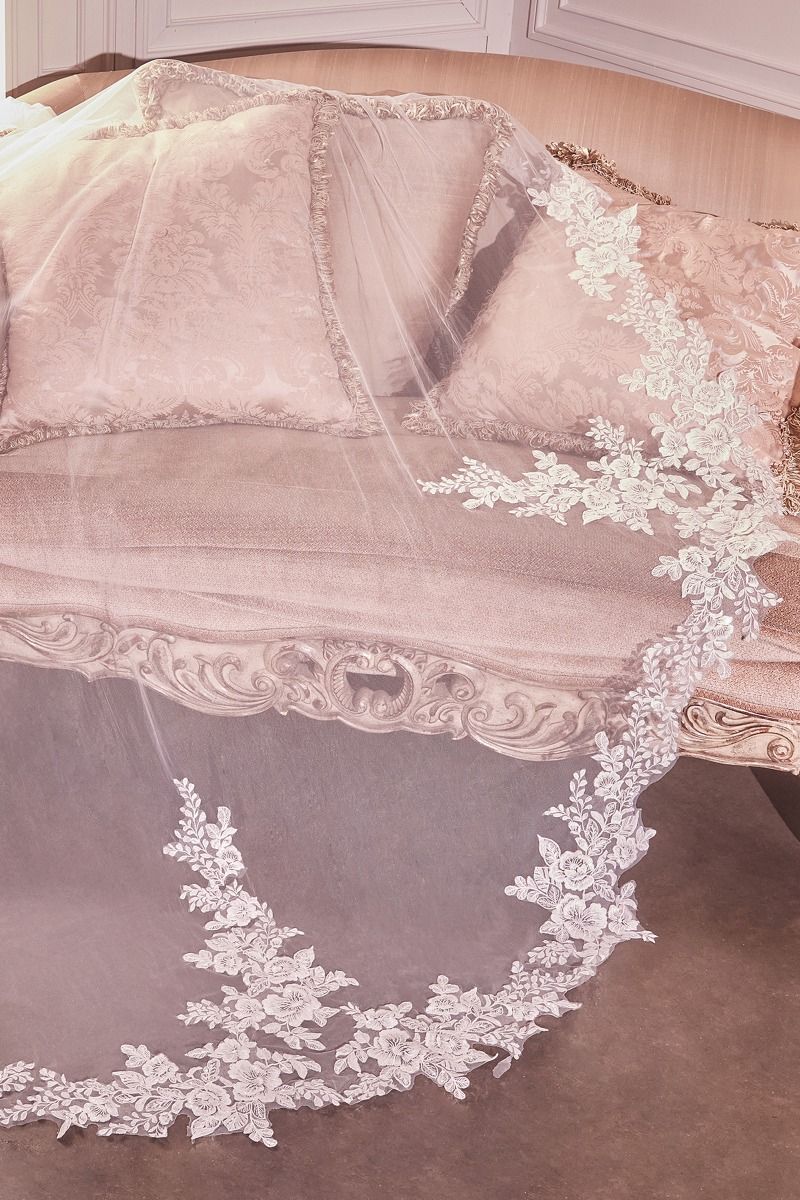 Velo de Novia  de encaje festoneado floral Color Off White.