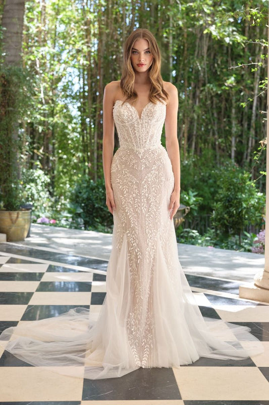 Vestido de Novia con Escote de Corazon con Motivo de Hojas con Cuentas y Capas de Tul, color Off White