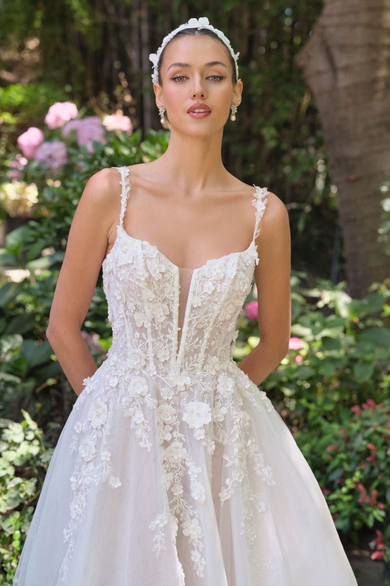 Vestido de Novia Corte en A con Aplicaciones en Flores y Abertura en la pierna