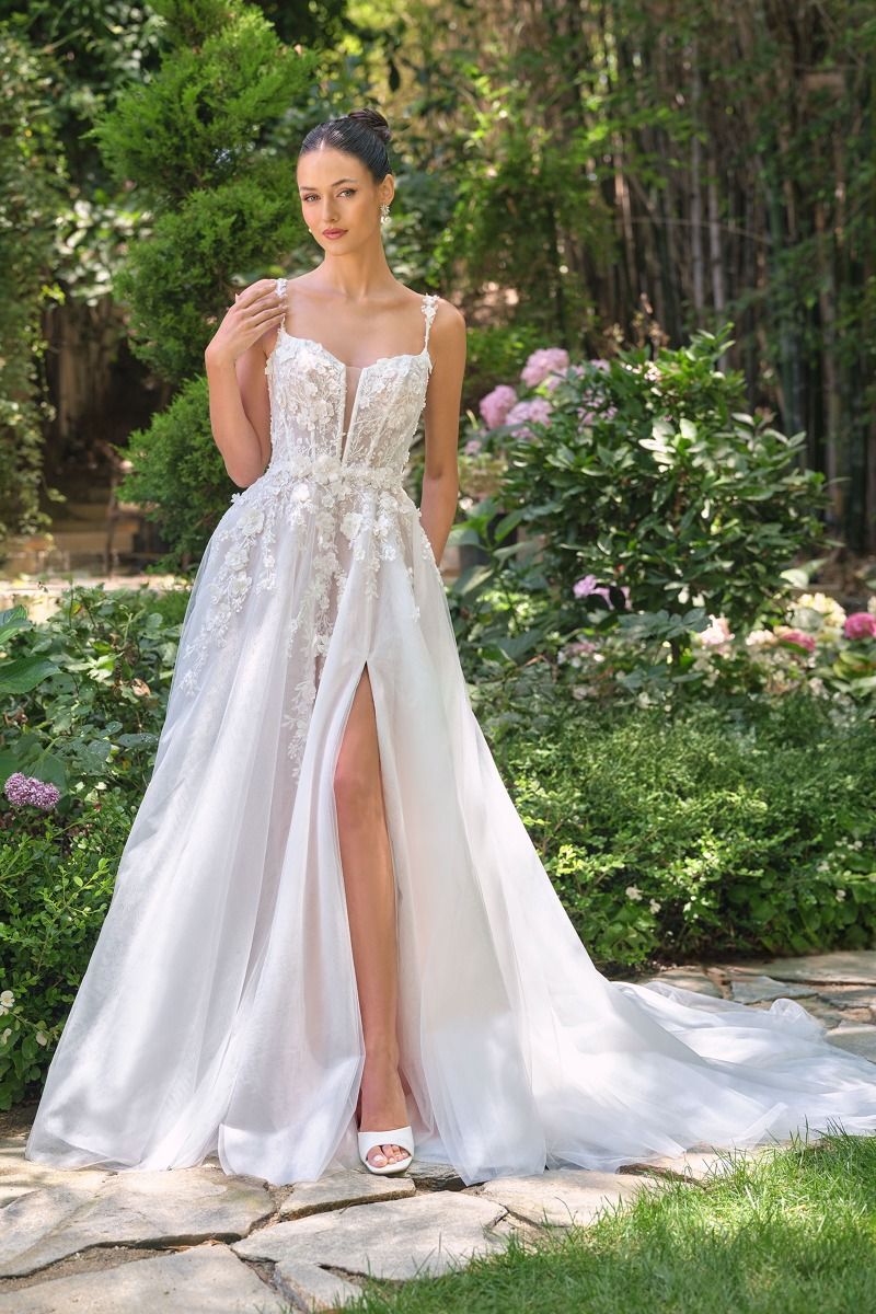 Vestido de Novia Corte en A con Aplicaciones en Flores y Abertura en la pierna