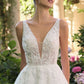 Vestido de Novia Escote en V profundo, tirantes finos y aberturas laterales transparentes.