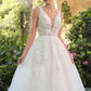 Vestido de Novia Escote en V profundo, tirantes finos y aberturas laterales transparentes.