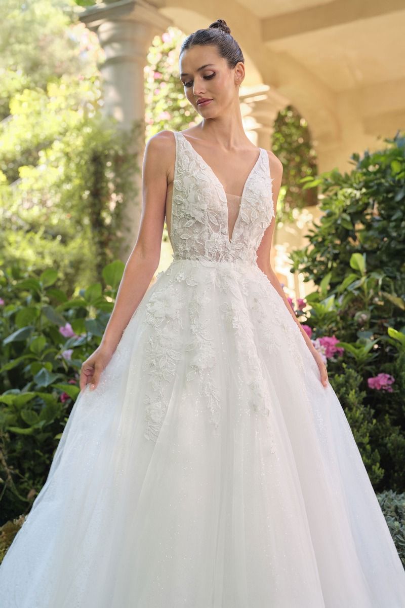 Vestido de Novia Escote en V profundo, tirantes finos y aberturas laterales transparentes.