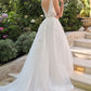 Vestido de Novia Escote en V profundo, tirantes finos y aberturas laterales transparentes.