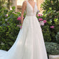 Vestido de Novia Escote en V profundo, tirantes finos y aberturas laterales transparentes.