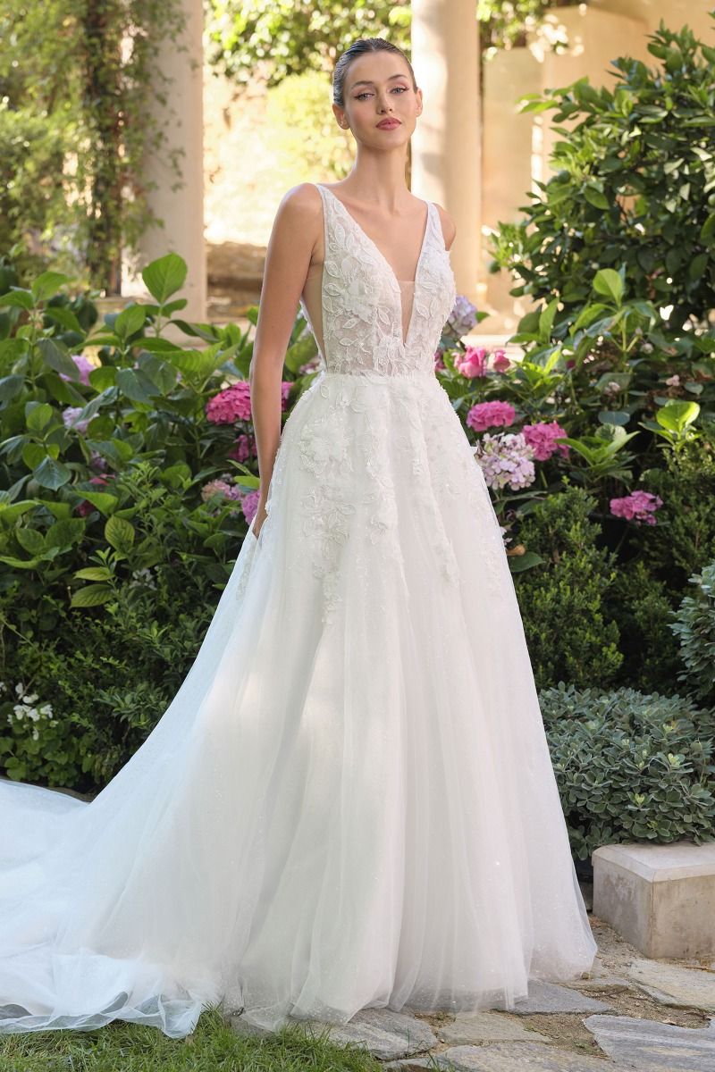Vestido de Novia Escote en V profundo, tirantes finos y aberturas laterales transparentes.