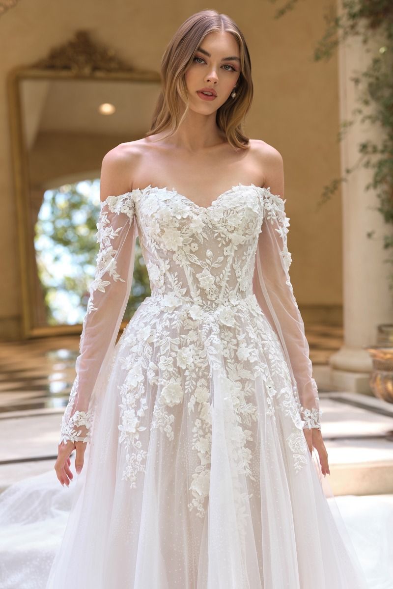 Vestido de Novia Escote corazón con Hombros Descubiertos, Mangas Ilusión Transparentes y Apliques de Encaje Floral en 3D, Color Off White