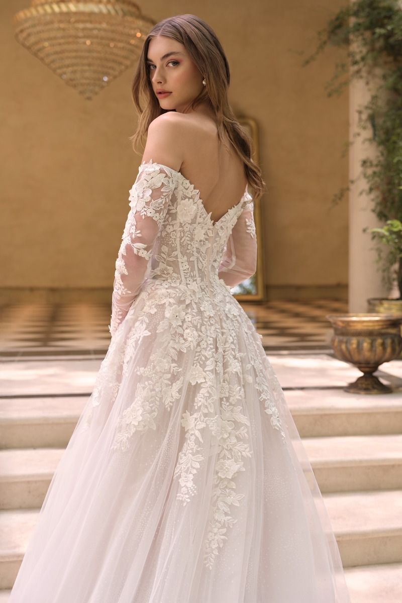 Vestido de Novia Escote corazón con Hombros Descubiertos, Mangas Ilusión Transparentes y Apliques de Encaje Floral en 3D, Color Off White