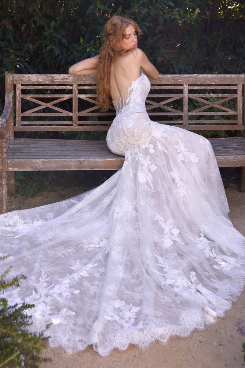Vestido de Novia en Corte Sirena Escote Halter Ilusión Alto con Aplicaciones Florales en Relieve y Espalda Descubierta, Color Off White Nude