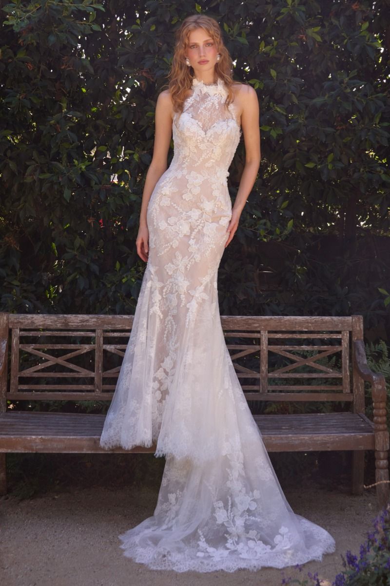 Vestido de Novia en Corte Sirena Escote Halter Ilusión Alto con Aplicaciones Florales en Relieve y Espalda Descubierta, Color Off White Nude