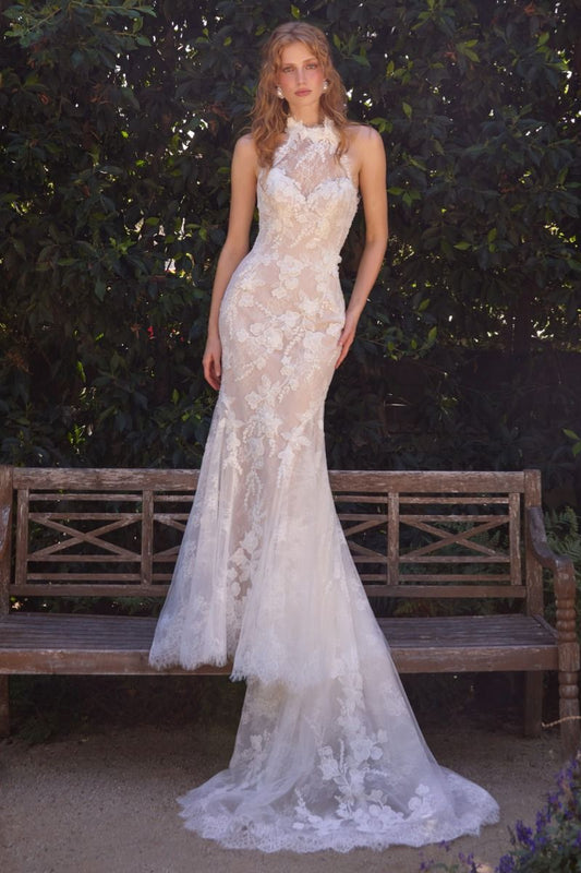 Vestido de Novia en Corte Sirena Escote Halter Ilusión Alto con Aplicaciones Florales en Relieve y Espalda Descubierta, Color Off White Nude