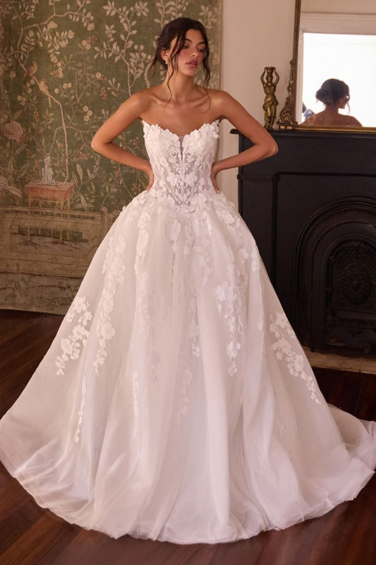 Vestido de Novia Corte Princesa, Escote Corazón con Aplicaciones Florales en Relieve con Cauda Larga, Color Off White