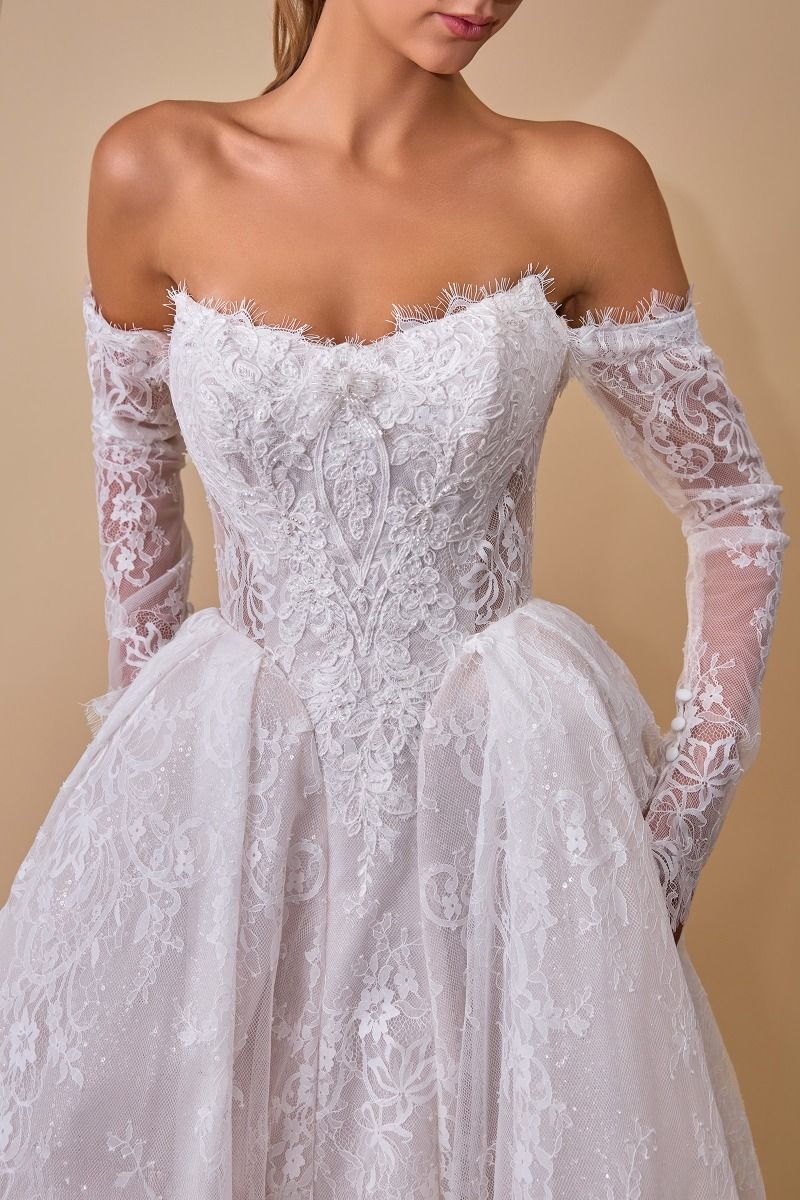Vestido de Novia Corte Princesa, Con Hombros Descubiertos, y Mangas Largas Caídas, Color Off White