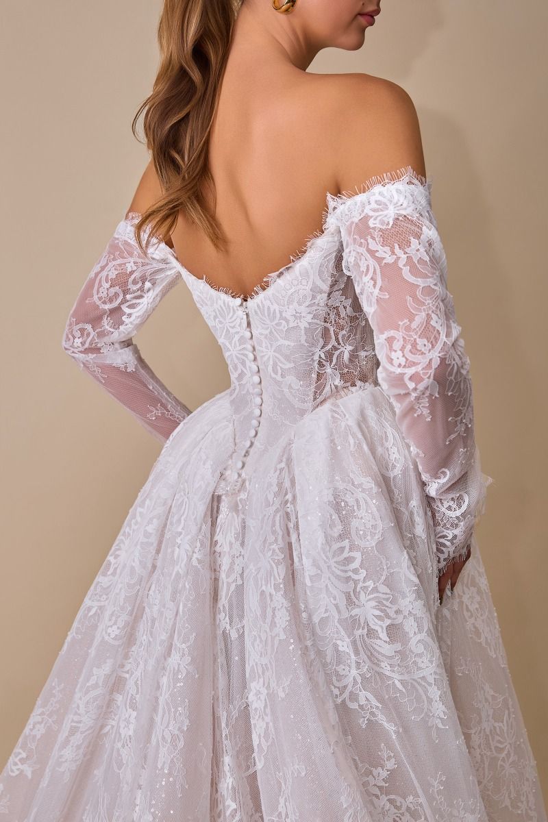 Vestido de Novia Corte Princesa, Con Hombros Descubiertos, y Mangas Largas Caídas, Color Off White
