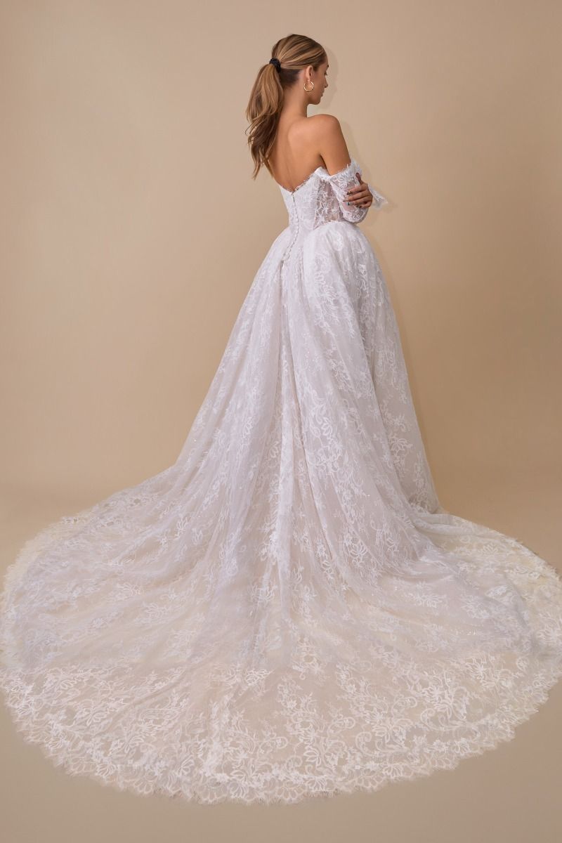 Vestido de Novia Corte Princesa, Con Hombros Descubiertos, y Mangas Largas Caídas, Color Off White