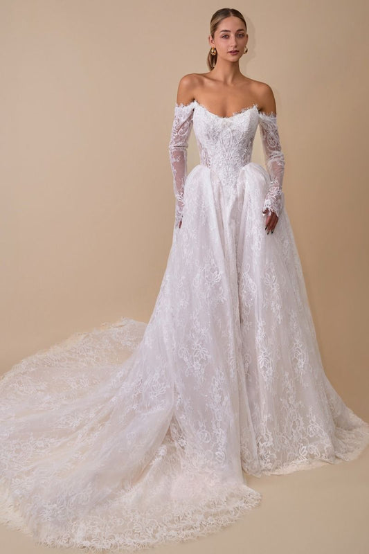 Vestido de Novia Corte Princesa, Con Hombros Descubiertos, y Mangas Largas Caídas, Color Off White