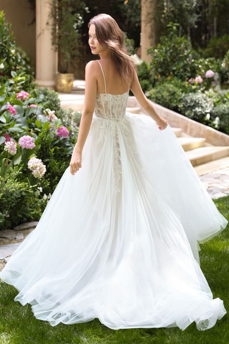 Vestido de Novia Escote profundo, tirantes finos con cuentas y corpiño de corsé de encaje ilusión