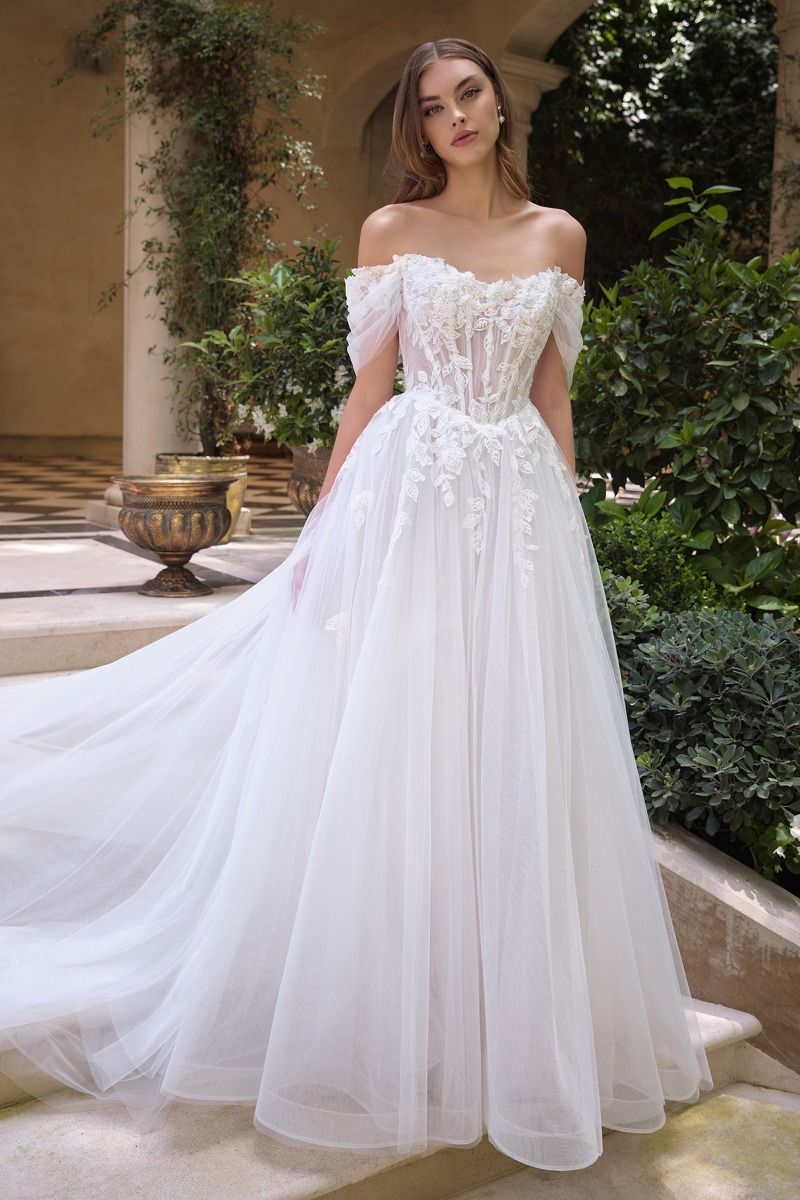 Vestido de Novia Escote ilusión con hombros descubiertos, apliques florales y mangas drapeadas transparentes.