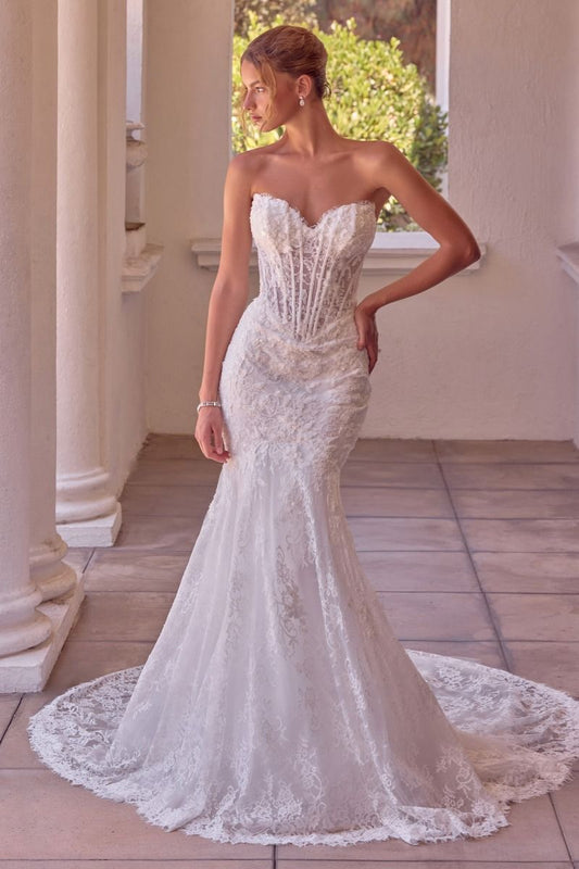 Vestido de Novia Corte Sirena, Escote Corazón, sin Tirantes, Cuerpo Tipo Corsé Semitransparente, Aplicaciones Florales en Relieve y Detalles de Encaje Drapeado, Color Off White