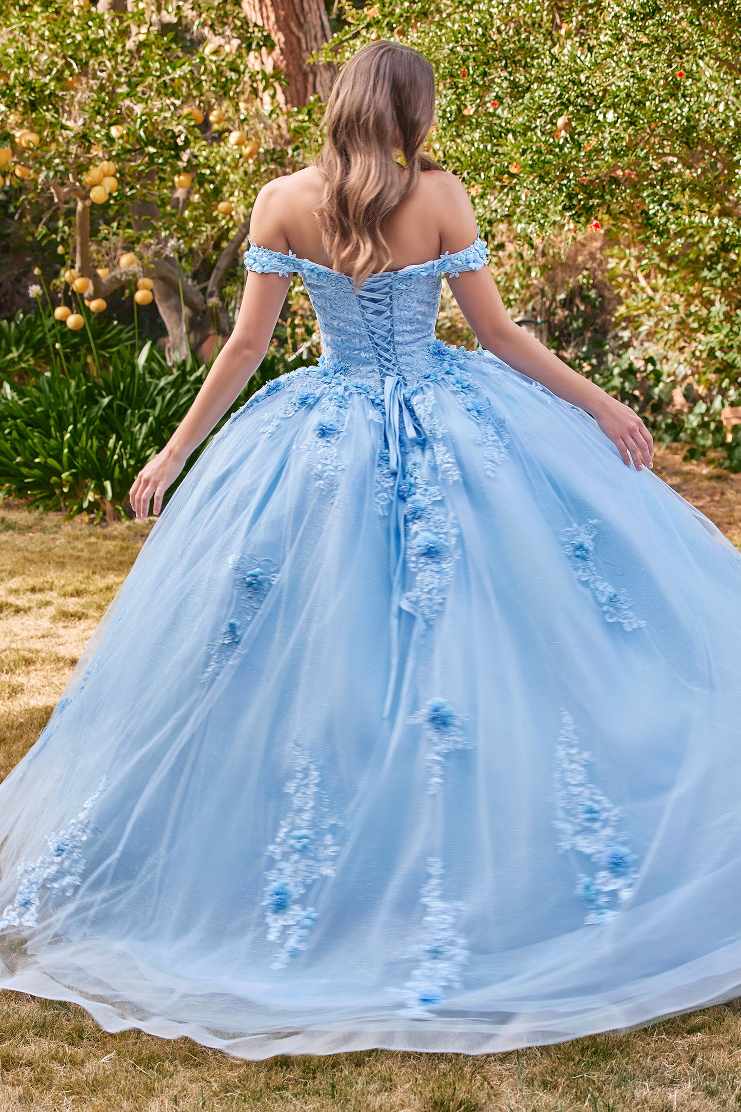 Vestido de fiesta de tul a capas con aplicación floral