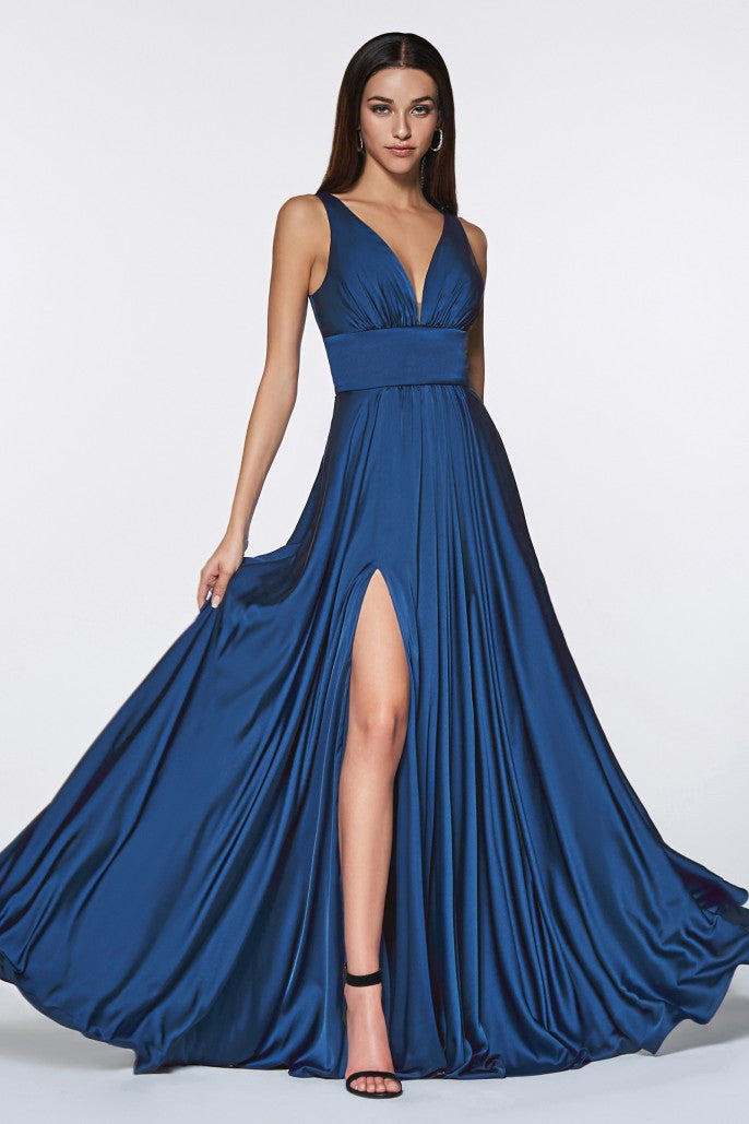 Vestido de dama de honor corte A con tela satinada color Azul Real.