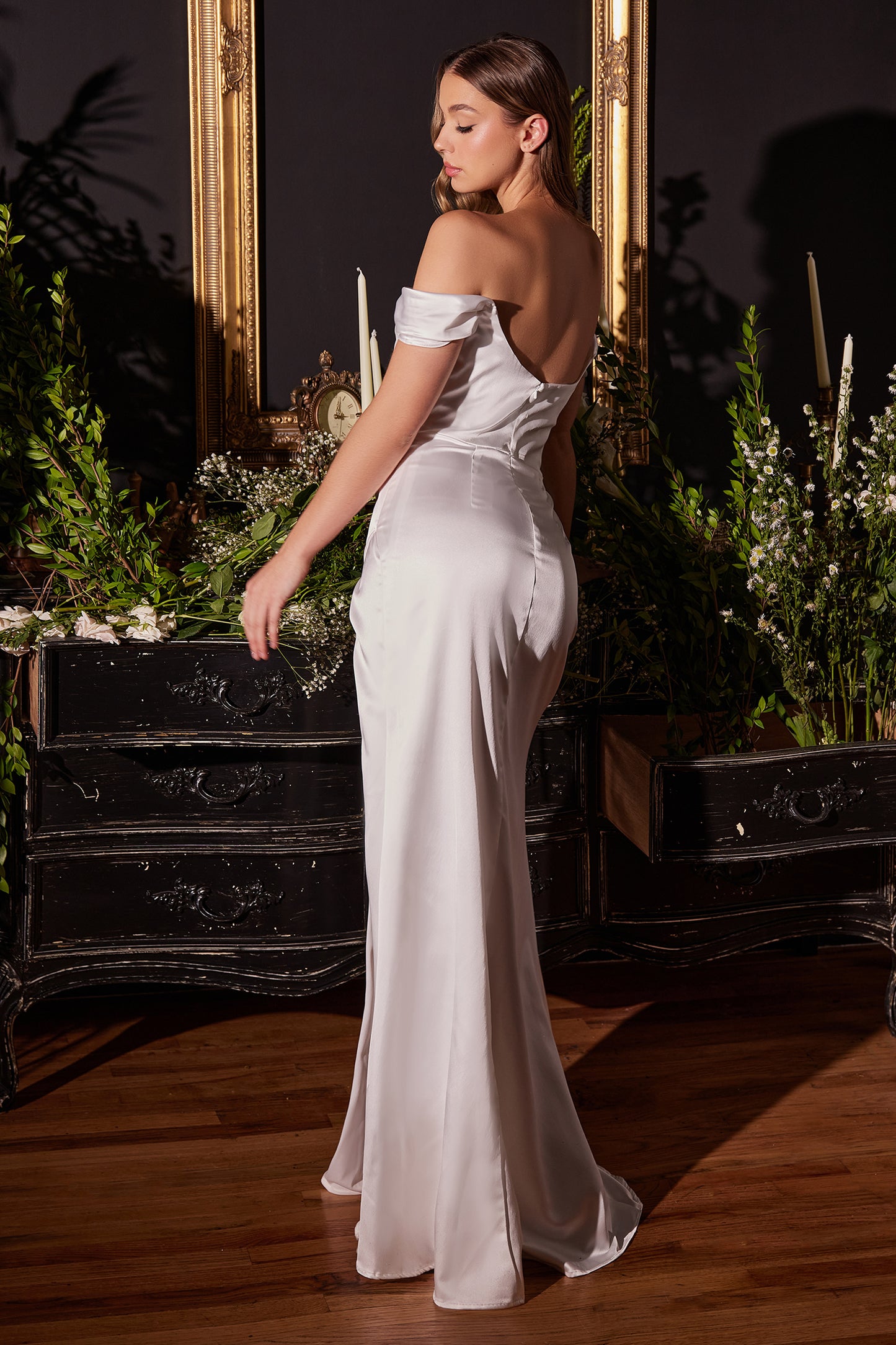 Vestido de novia  con corsé de satén con hombros abierto y abertura lateral