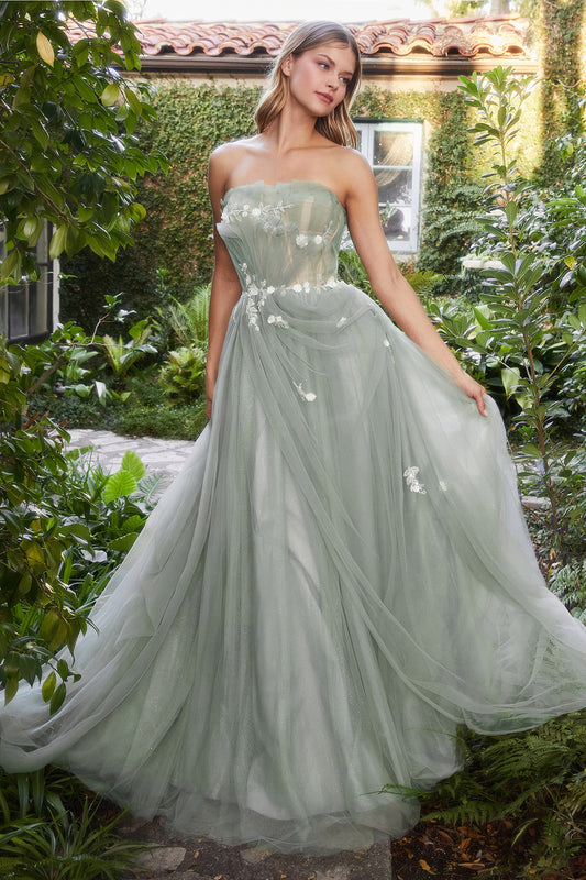 Vestido verde strapless de tul en capas y aplicaciones florales