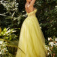Vestido amarillo con aplicaciones de mariposa y florales de un hombro con transparencias brillante y abertura lateral