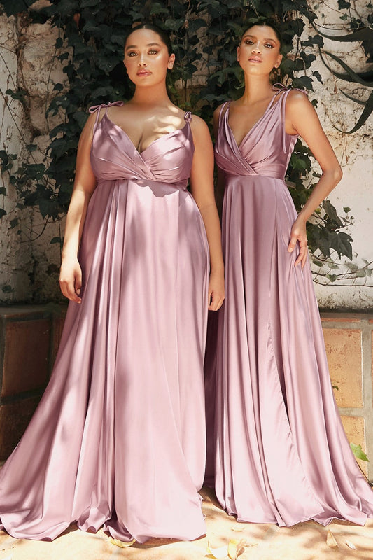 Vestido de dama de honor corte A de tela satinada y una falda fluida con apertura color Mauve.