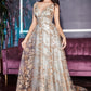 Vestido de noche adornado con estampado floral brillante y escote en V en color gold sage