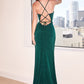 Vestido de noche corte ajustado adornado con purpurina color verde esmeralda.