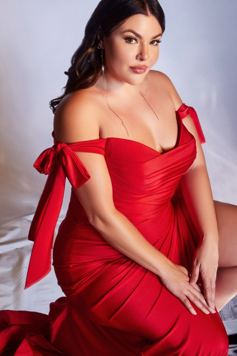 Vestido de dama de honor curvy corte ajustado de tela elástica con un escote sostenido por largos lazos color Rojo.