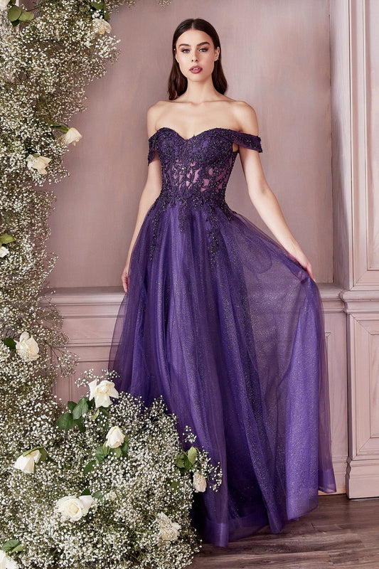 Vestido de noche corte evasé con una falda de dos capas y mangas de encaje color morado