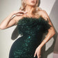 Vestido de noche corte ajustado envuelto de lentejuelas sin tirantes y con finas plumas color verde esmeralda