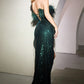 Vestido de noche corte ajustado envuelto de lentejuelas sin tirantes y con finas plumas color verde esmeralda